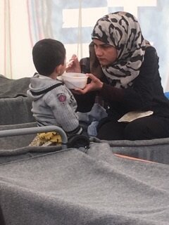 Mujer alimentando a su hijo Mujer alimentando a su hijo